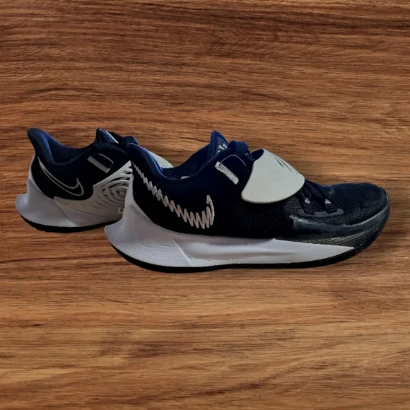 Nike Black and White Athletic Shoes - Picture 4 of 4